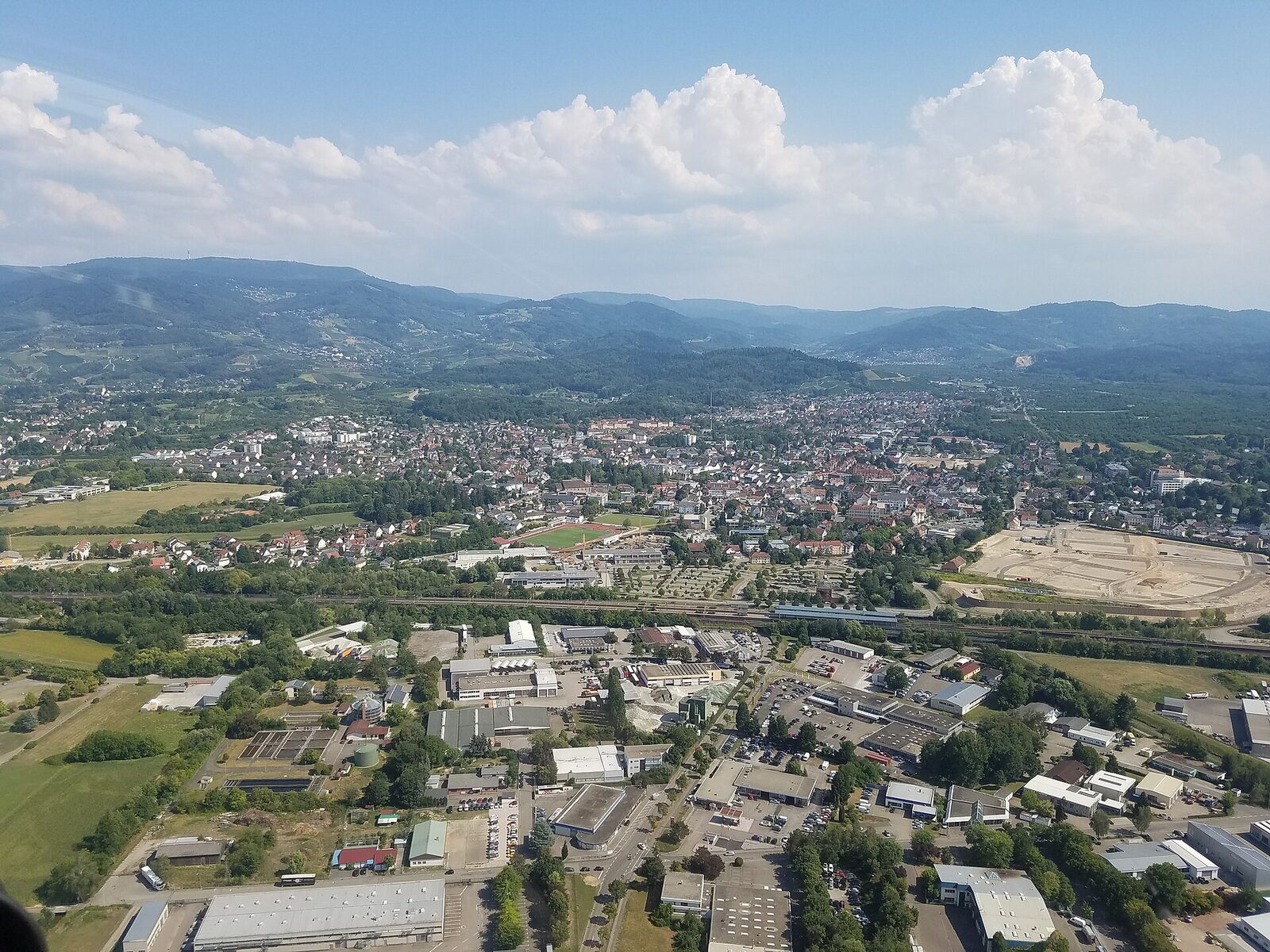 Luftbild von Achern mit dem Schwarzwald im Hintergrund
