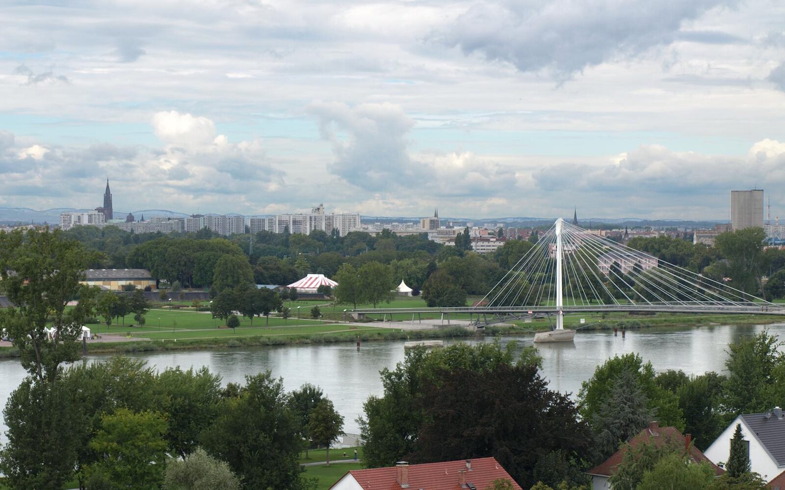 Blick von Kehl über den Rhein auf Straßburg