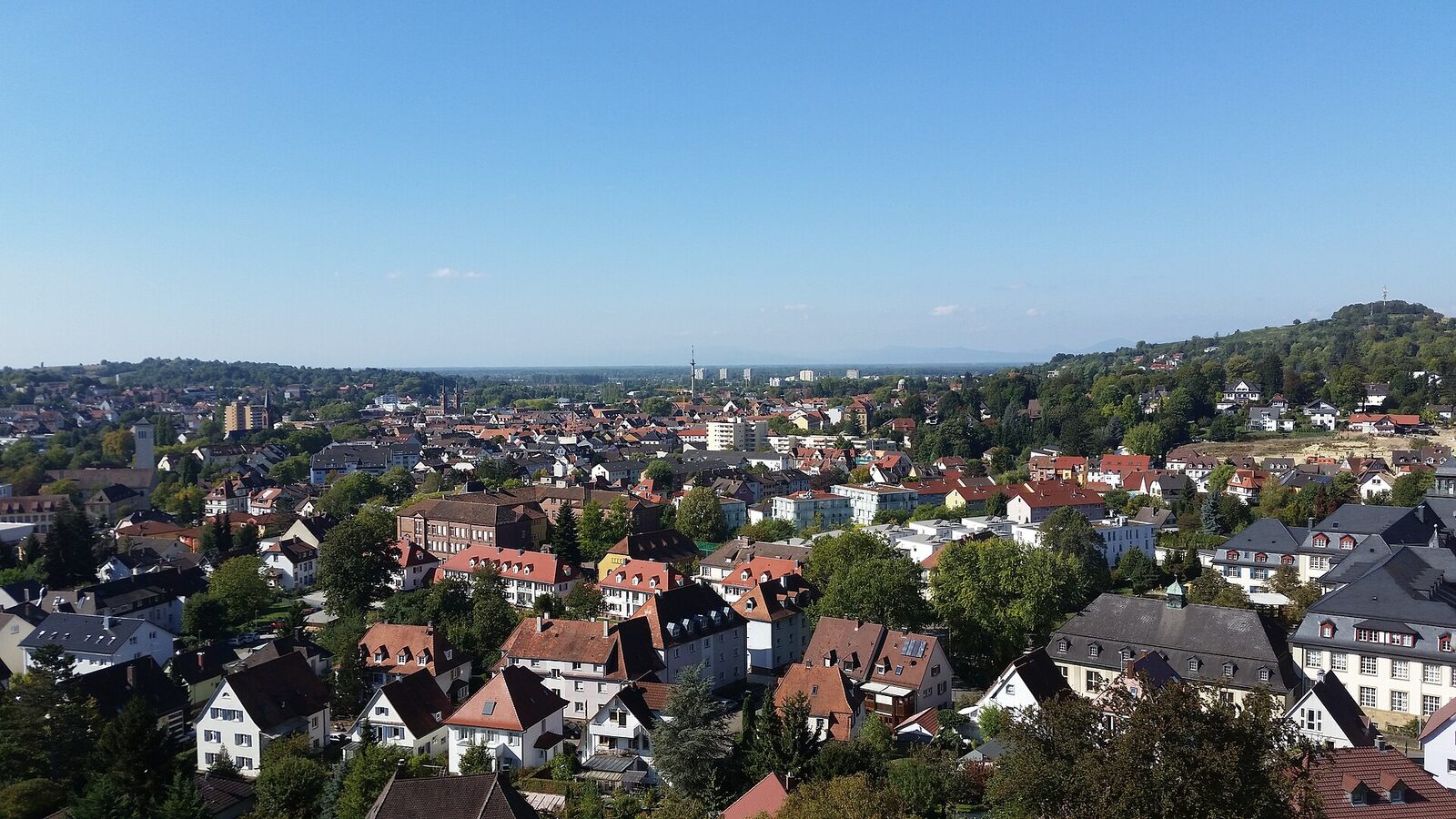 Blick über die Dächer von Lahr in die Rheinebene